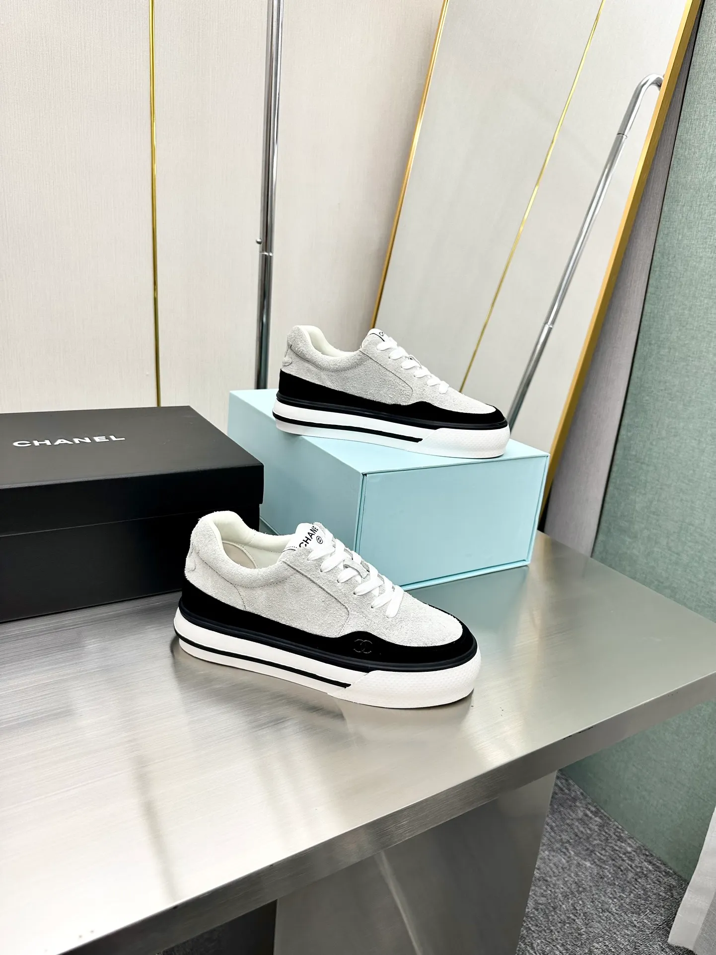👟👟Ex-factory price 480👟👟 Women's shoes, women's clothing, Chanel 24C, the latest hot style, rhinestones, panda, black and white, sports shoes, casual sneakers, Xiaoxiang, hot items at the end of the year, classic black and white, panda color matching, rhombus fresh color matching, coco girls must buy it, super beautiful, sparkling at all kinds of parties Bling Bling Comparable to the collection, [Swarovski diamonds] are long-lasting bright, dazzling, and crystal clear. Fabric: Original customized cow suede, technical cloth. Lining: Original silk cowhide lining. Outsole: Original molded rubber + T👟👟Factory price U combination. Original full package. Size: Women's 35-40 (41 customized)